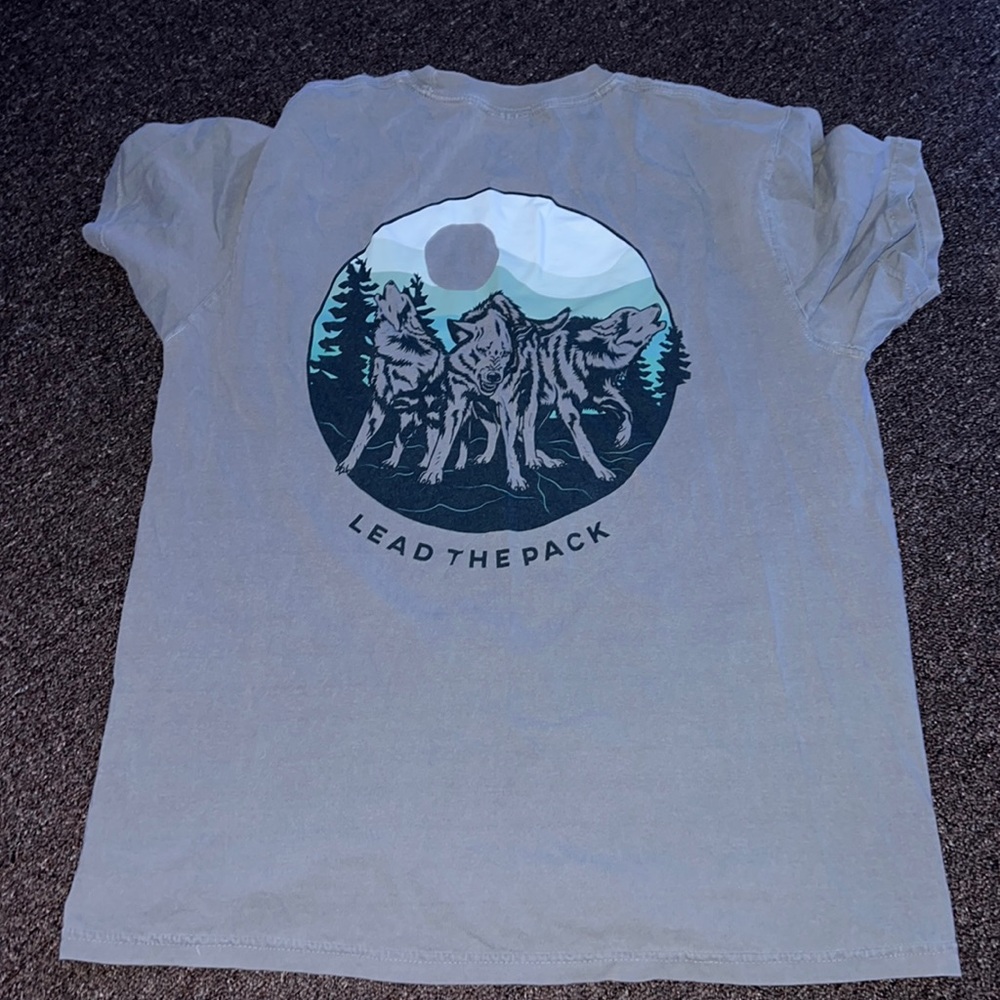 Graphic wolf design Tee